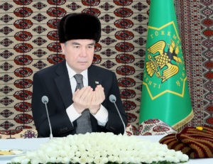The President of Turkmenistan visits the main mosque of Dashoguz Velayat and give sadaka