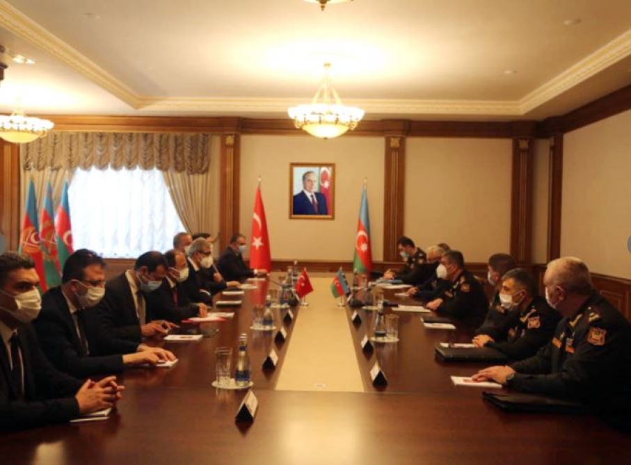Министр обороны Азербайджана встретился с делегацией, представляющей оборонную промышленность Турции