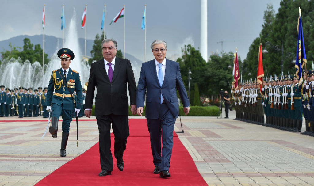 Президенты Казахстана и Таджикистана обсудили пути сотрудничества