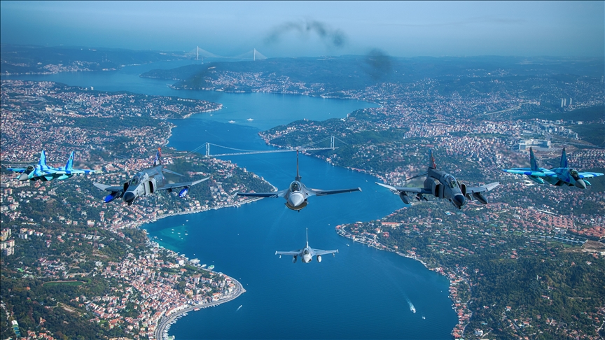 Опубликованы кадры полета самолетов ВВС Турции и Азербайджана над Босфором
