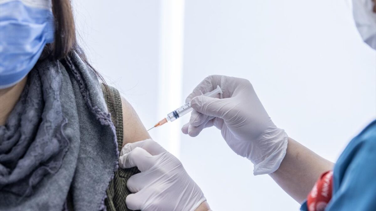 В 47 провинциях Турции обе дозы вакцины от COVID-19 получило свыше 65% населения