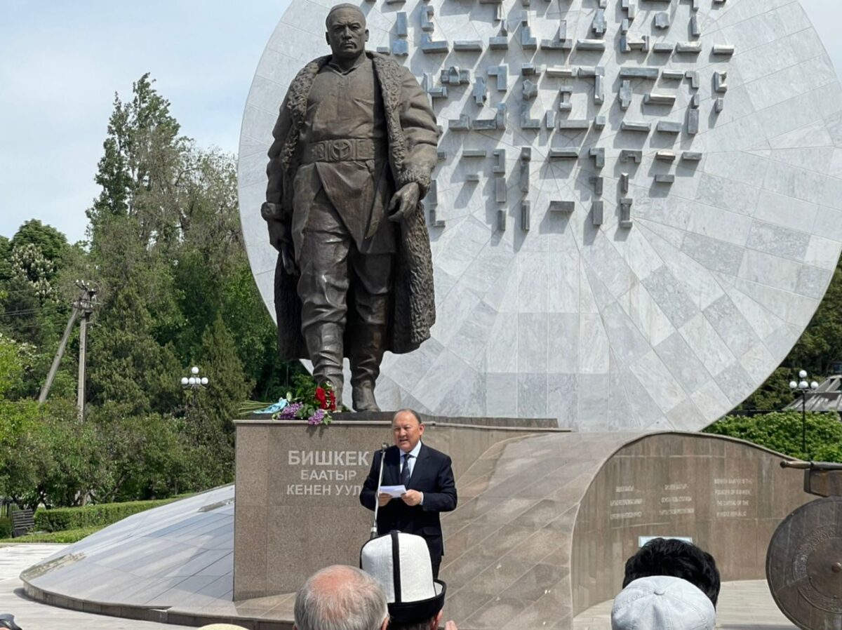 Бишкек памятник толстому