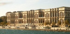 İstanbulun Çırağan Sarayında yanğın baş verib