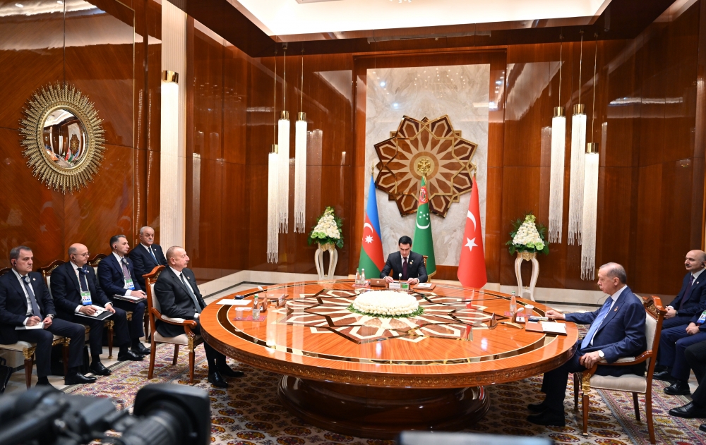 Президент Ильхам Алиев: Азербайджан, Турция и Туркменистан добились больших успехов в сфере транспорта и логистики